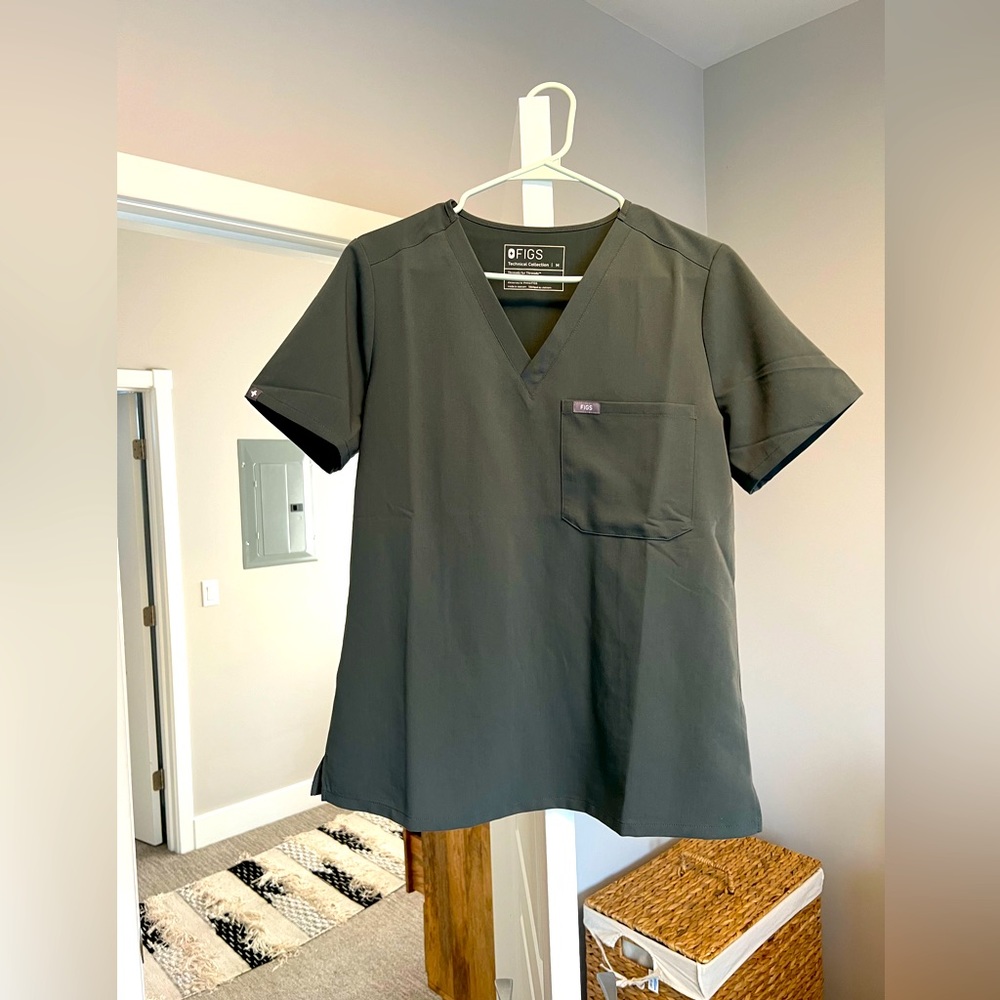 Women’s FIGS Catarina 1 pocket scrub top in moss. Size M gently worn